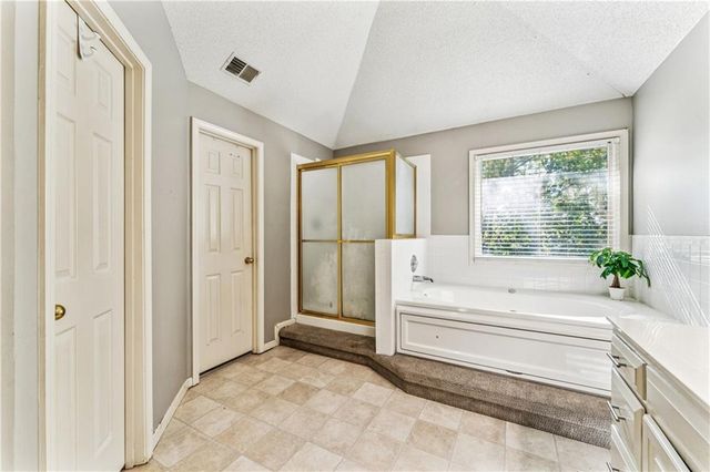 2209 Wellington Court, Lee's Summit, MO 64081