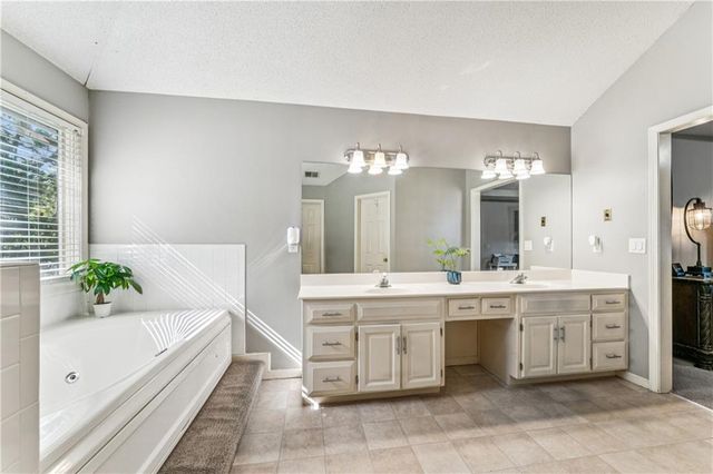 2209 Wellington Court, Lee's Summit, MO 64081