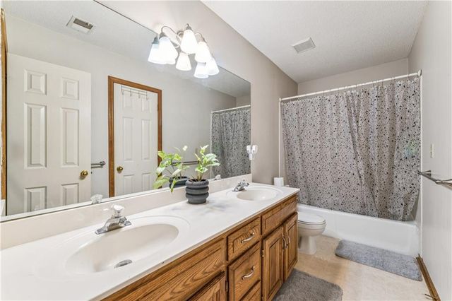 2209 Wellington Court, Lee's Summit, MO 64081