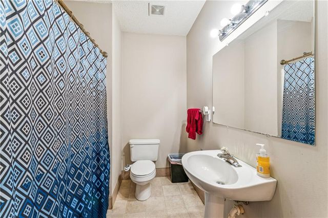 2209 Wellington Court, Lee's Summit, MO 64081