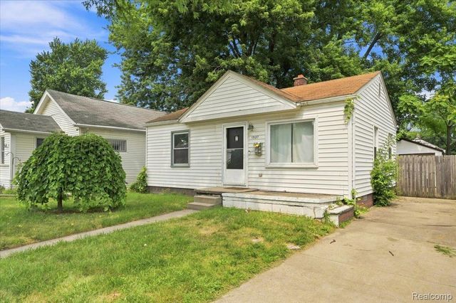 1527 E Meyers Avenue, Hazel Park, MI 48030