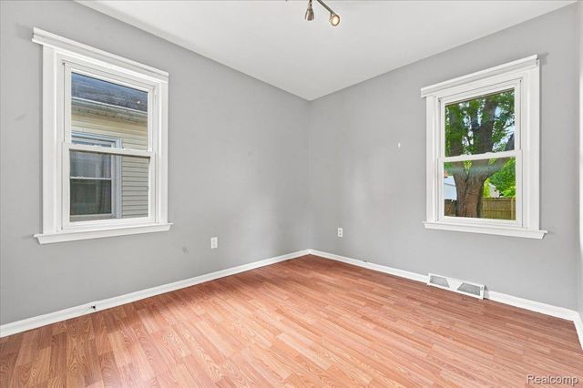 1527 E Meyers Avenue, Hazel Park, MI 48030