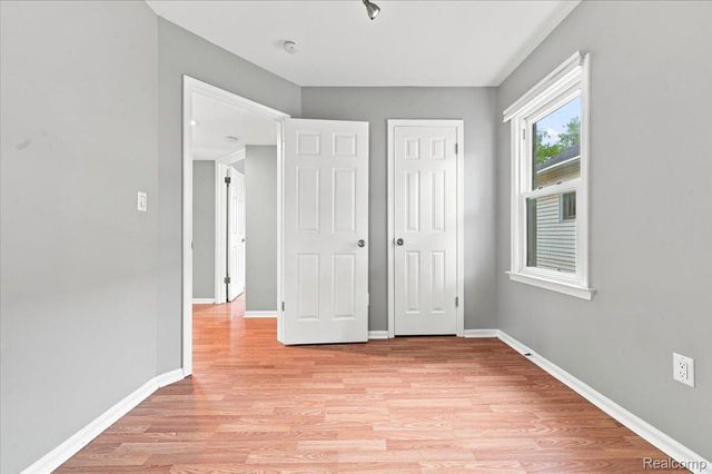 1527 E Meyers Avenue, Hazel Park, MI 48030
