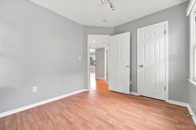 1527 E Meyers Avenue, Hazel Park, MI 48030