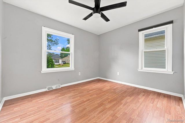 1527 E Meyers Avenue, Hazel Park, MI 48030