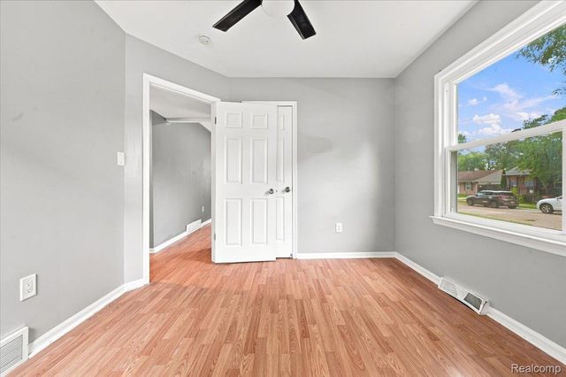 1527 E Meyers Avenue, Hazel Park, MI 48030