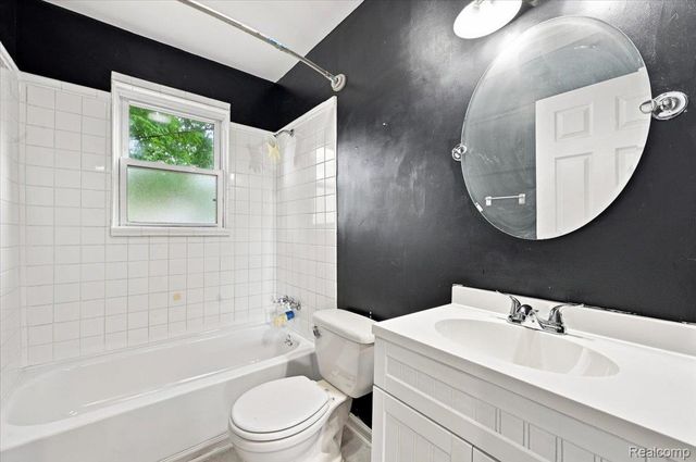 1527 E Meyers Avenue, Hazel Park, MI 48030