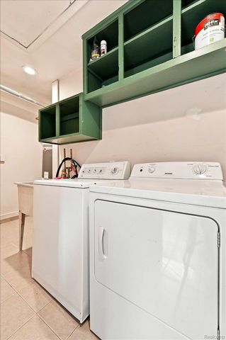 1527 E Meyers Avenue, Hazel Park, MI 48030