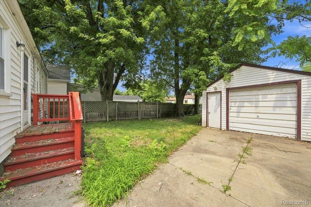 1527 E Meyers Avenue, Hazel Park, MI 48030