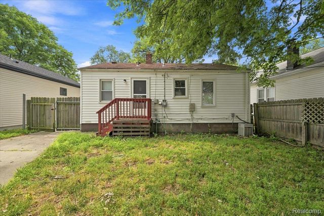 1527 E Meyers Avenue, Hazel Park, MI 48030