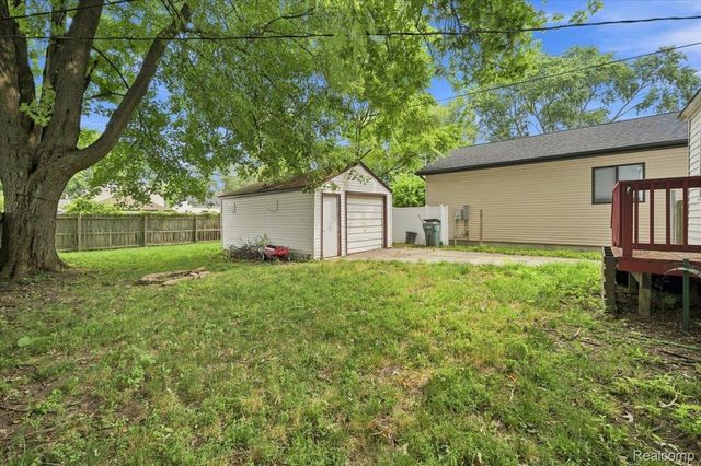 1527 E Meyers Avenue, Hazel Park, MI 48030