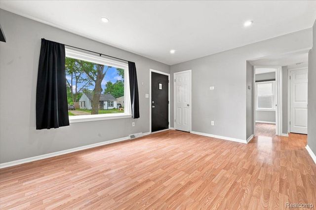 1527 E Meyers Avenue, Hazel Park, MI 48030