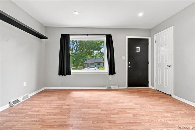 1527 E Meyers Avenue, Hazel Park, MI 48030