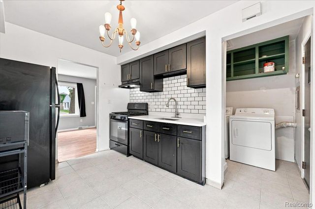 1527 E Meyers Avenue, Hazel Park, MI 48030