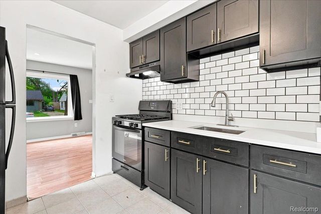 1527 E Meyers Avenue, Hazel Park, MI 48030