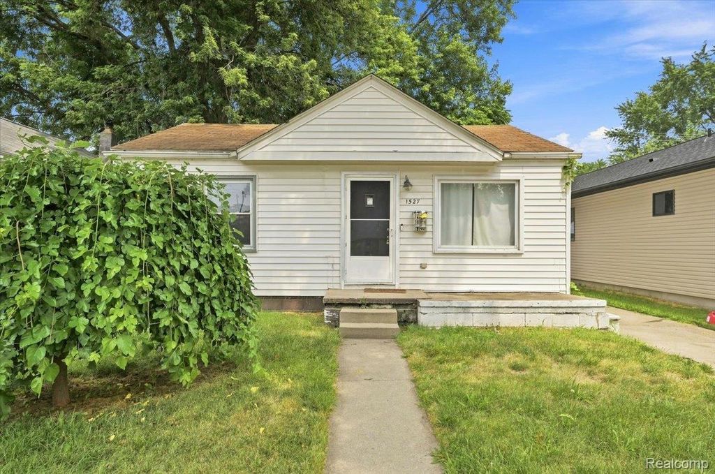 1527 E Meyers Avenue, Hazel Park, MI 48030