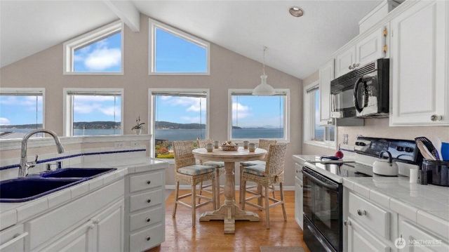 1042 Shorecrest Place, Camano Island, WA 98282