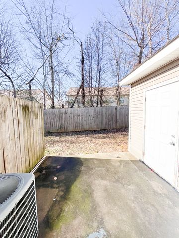 2276 McCormick Ln Apt B, Clarksville, TN 37040