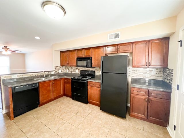 2276 McCormick Ln Apt B, Clarksville, TN 37040