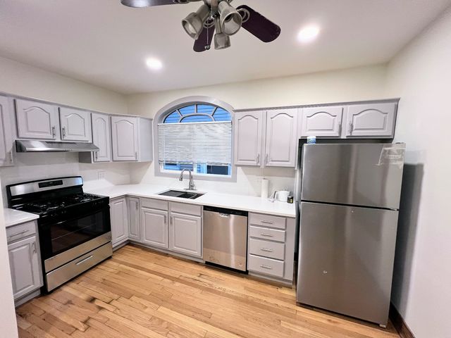 5833 W Peterson Avenue 1F, Chicago, IL 60646