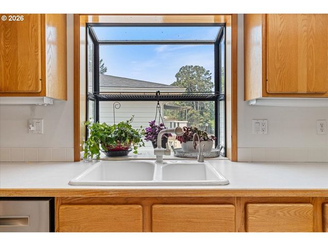 16540 NOTTINGHAM Dr, Gladstone, OR 97027