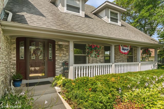 37 Seneca Avenue W, Hawthorn Woods, IL 60047