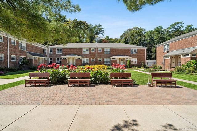 44 Edwards Street 1A, Roslyn Heights, NY 11577