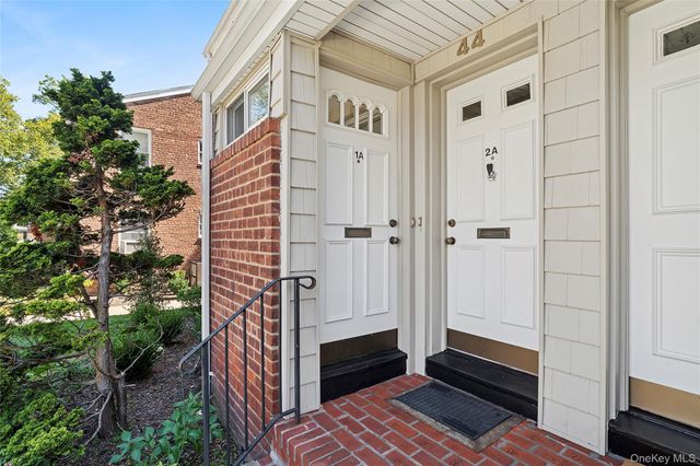 44 Edwards Street 1A, Roslyn Heights, NY 11577