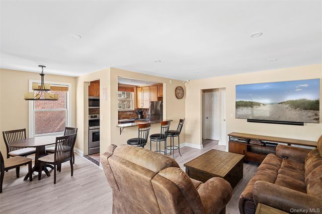 44 Edwards Street 1A, Roslyn Heights, NY 11577