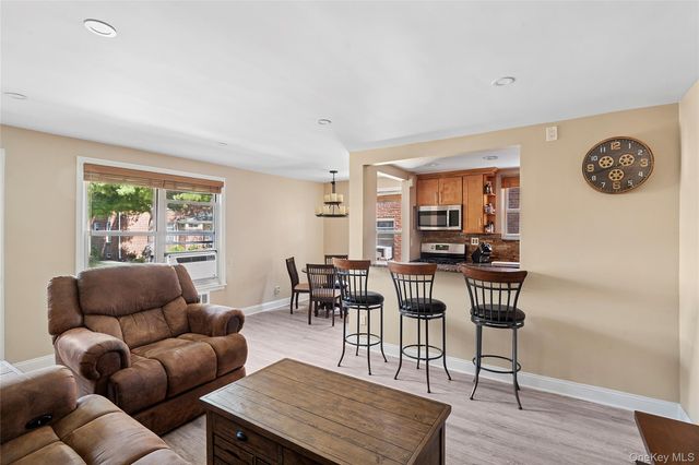 44 Edwards Street 1A, Roslyn Heights, NY 11577