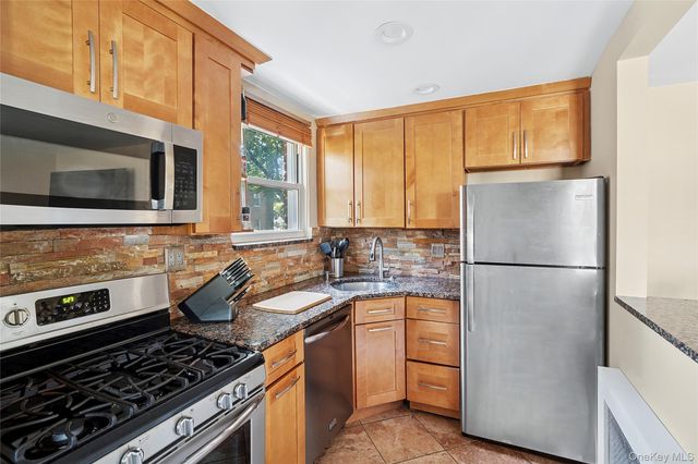 44 Edwards Street 1A, Roslyn Heights, NY 11577