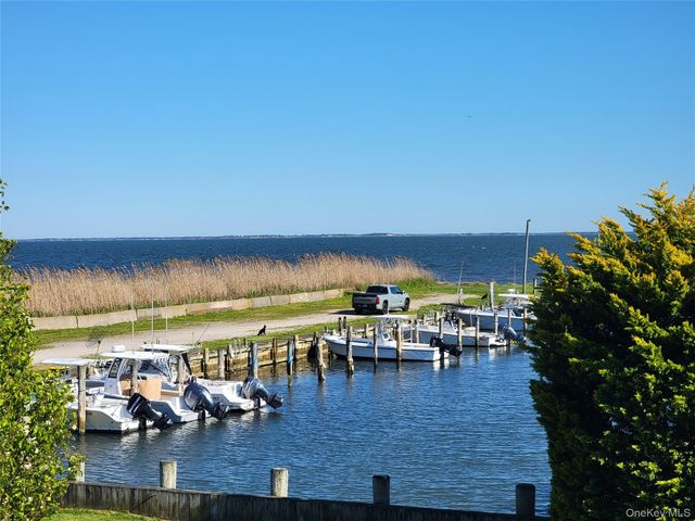 23 Dalny Place, Sayville, NY 11782