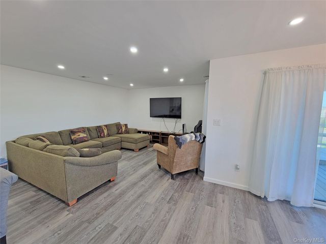 23 Dalny Place, Sayville, NY 11782