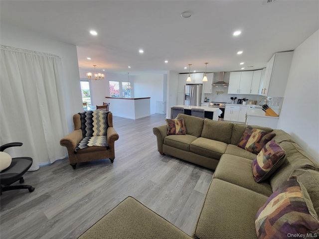 23 Dalny Place, Sayville, NY 11782