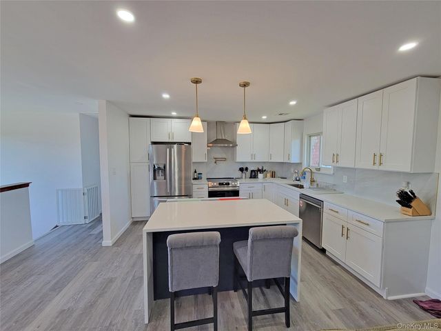 23 Dalny Place, Sayville, NY 11782