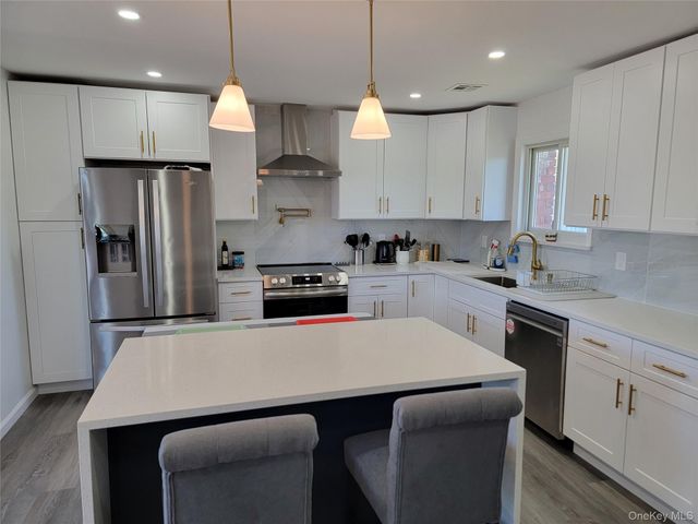 23 Dalny Place, Sayville, NY 11782