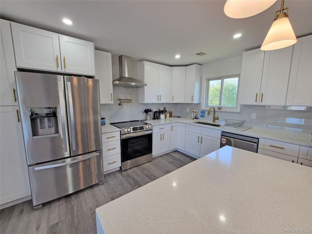 23 Dalny Place, Sayville, NY 11782