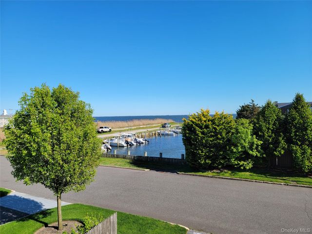 23 Dalny Place, Sayville, NY 11782