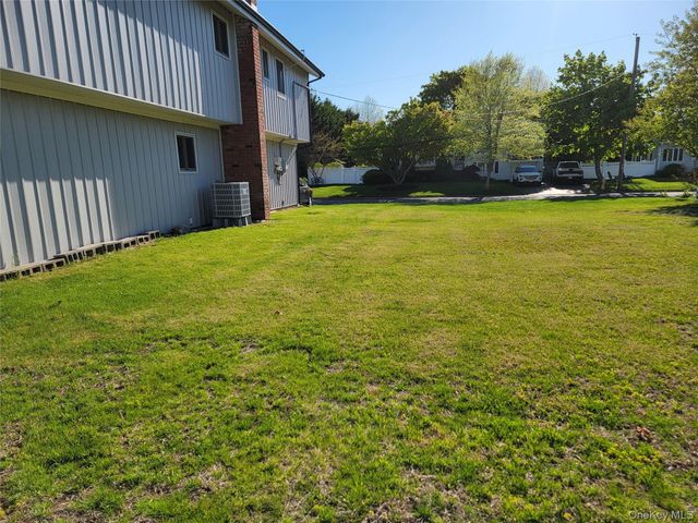 23 Dalny Place, Sayville, NY 11782