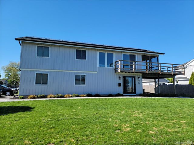 23 Dalny Place, Sayville, NY 11782