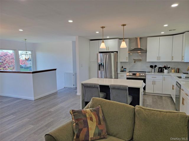 23 Dalny Place, Sayville, NY 11782