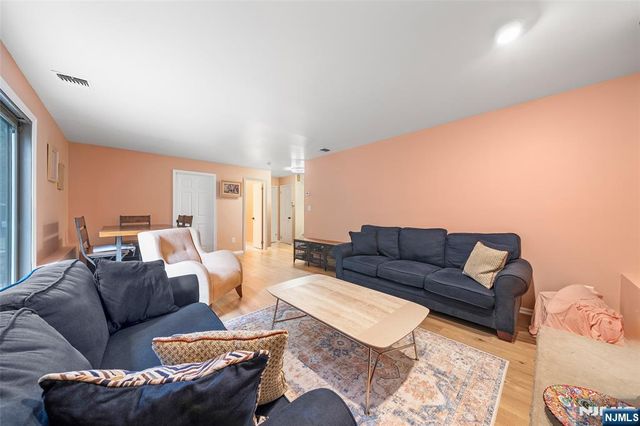 141 Hiawatha Boulevard, Oakland, NJ 07436