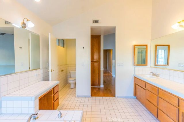 23132 Posada, Valencia, CA 91354