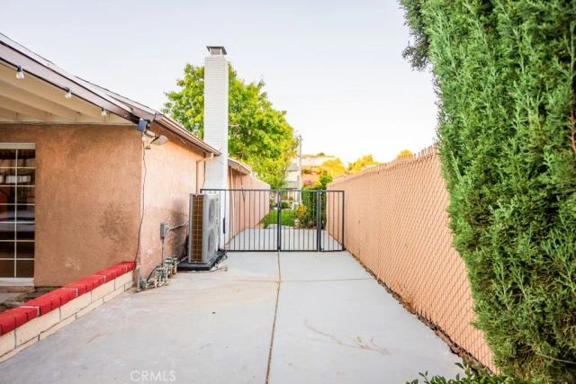 23132 Posada, Valencia, CA 91354