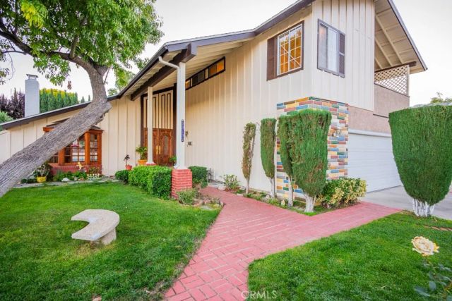 23132 Posada, Valencia, CA 91354