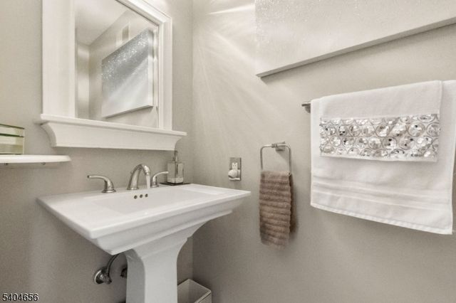 5 Bluebird Ct, Hampton Twp., NJ 07860