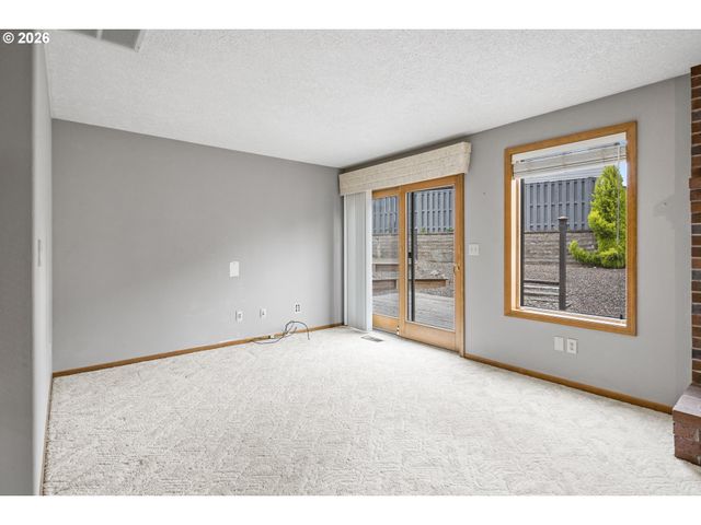 310 Ne GREENWAY Dr, Gresham, OR 97030