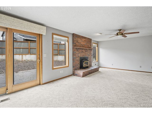 310 Ne GREENWAY Dr, Gresham, OR 97030