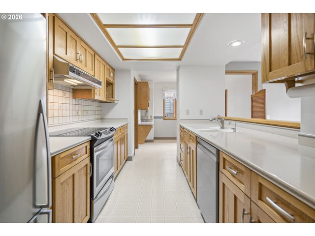 310 Ne GREENWAY Dr, Gresham, OR 97030