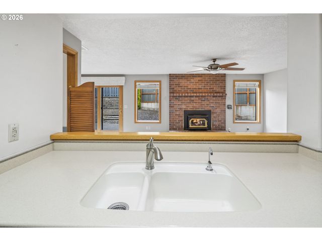 310 Ne GREENWAY Dr, Gresham, OR 97030